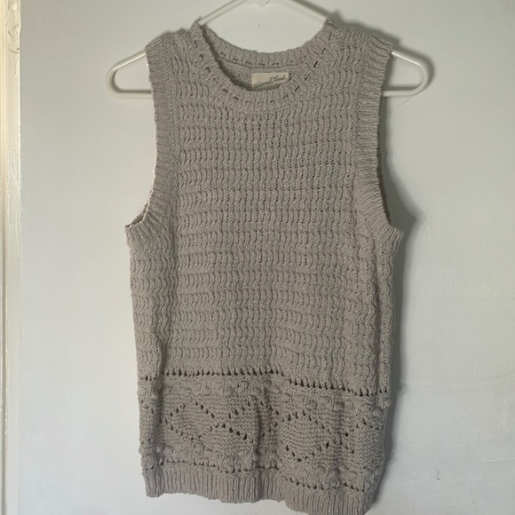 Universal Thread Crochet Vest - Picture 3 of 4